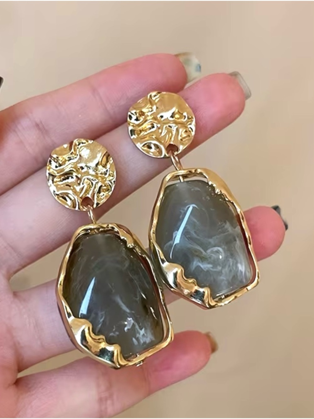 New Absolutely Beautiful vintage Gold Tone Gray Agate Drop Earrings !